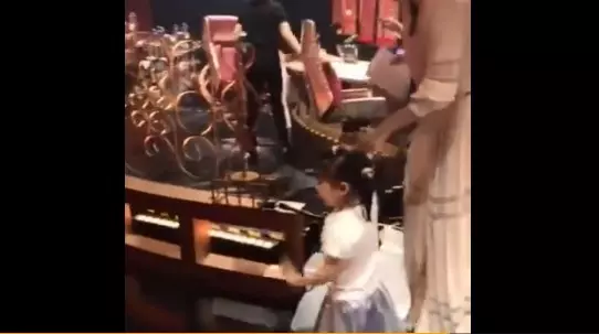 完美遺傳!章子怡女兒暴風抽高到臀部了!