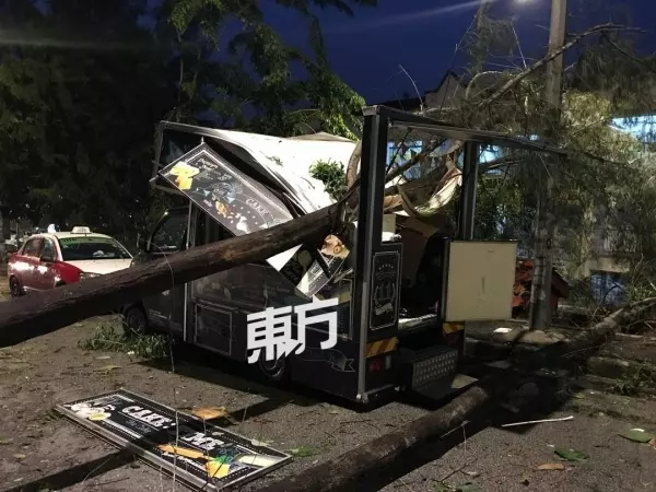 暴風雨吹襲隆市舊古仔路、快樂花園及沙叻秀花園,造成多棵大樹倒塌,超過10輛轎車遭壓毀及民宅屋頂遭掀起!