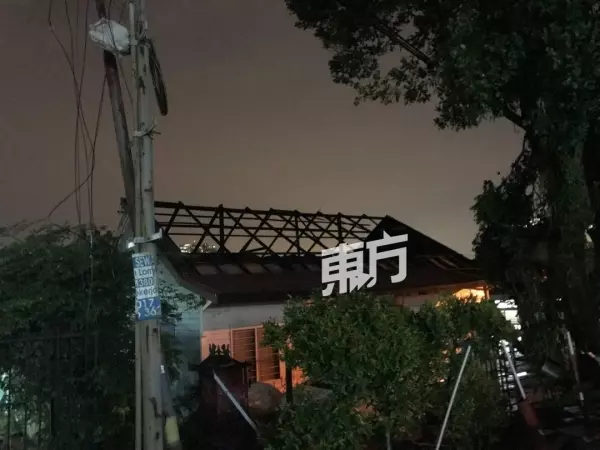 暴風雨吹襲隆市舊古仔路、快樂花園及沙叻秀花園,造成多棵大樹倒塌,超過10輛轎車遭壓毀及民宅屋頂遭掀起!