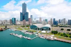 暴風雨吹襲隆市舊古仔路、快樂花園及沙叻秀花園,造成多棵大樹倒塌,超過10輛轎車遭壓毀及民宅屋頂遭掀起!