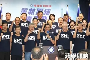 暴風雨吹襲隆市舊古仔路、快樂花園及沙叻秀花園,造成多棵大樹倒塌,超過10輛轎車遭壓毀及民宅屋頂遭掀起!