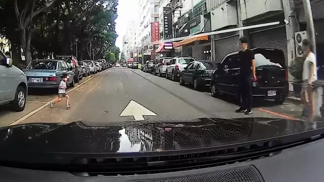 家長當心!男童突衝出馬路 遭車撞飛昏厥