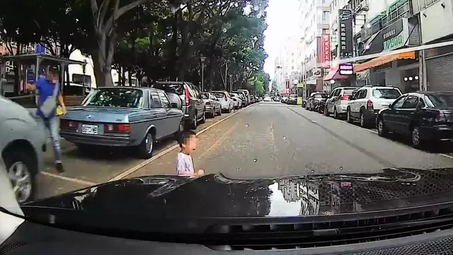 家長當心!男童突衝出馬路 遭車撞飛昏厥