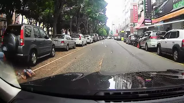 家長當心!男童突衝出馬路 遭車撞飛昏厥