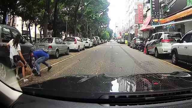 家長當心!男童突衝出馬路 遭車撞飛昏厥