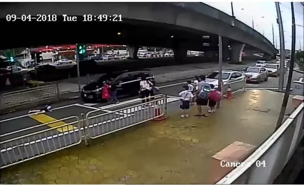 休旅車檳光華小學前闖紅燈, 撞飛女學生!