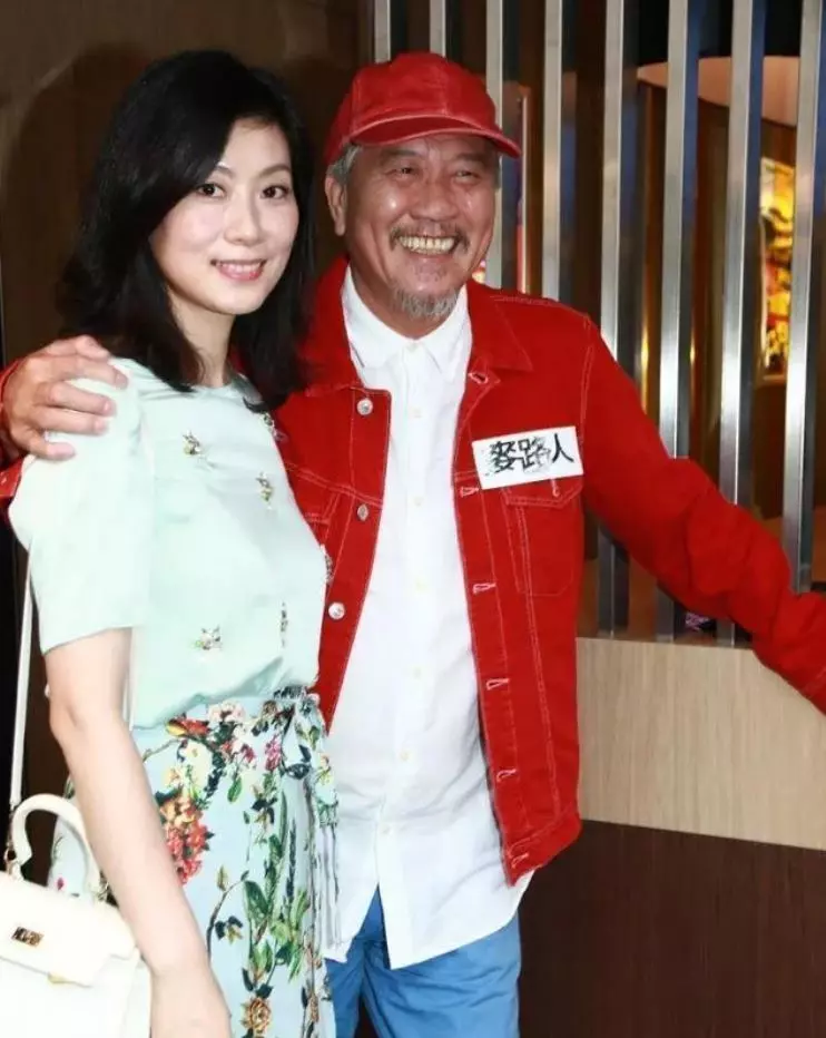 61歲萬梓良近照,滿頭白髮親吻空姐嬌妻,兩人結婚16年情比金堅