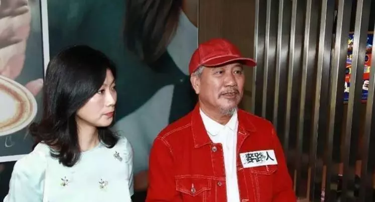 61歲萬梓良近照,滿頭白髮親吻空姐嬌妻,兩人結婚16年情比金堅