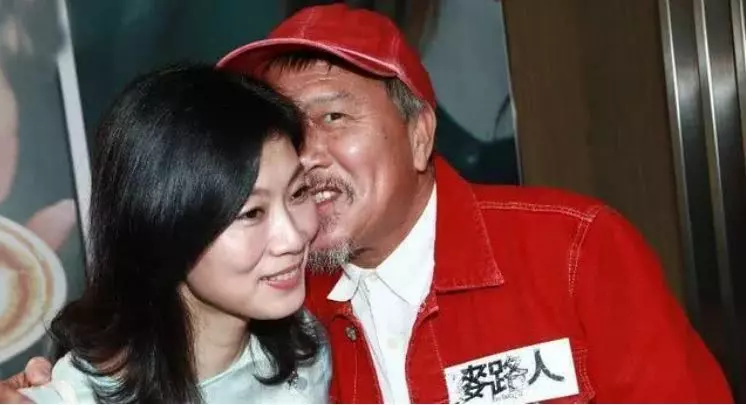 61歲萬梓良近照,滿頭白髮親吻空姐嬌妻,兩人結婚16年情比金堅