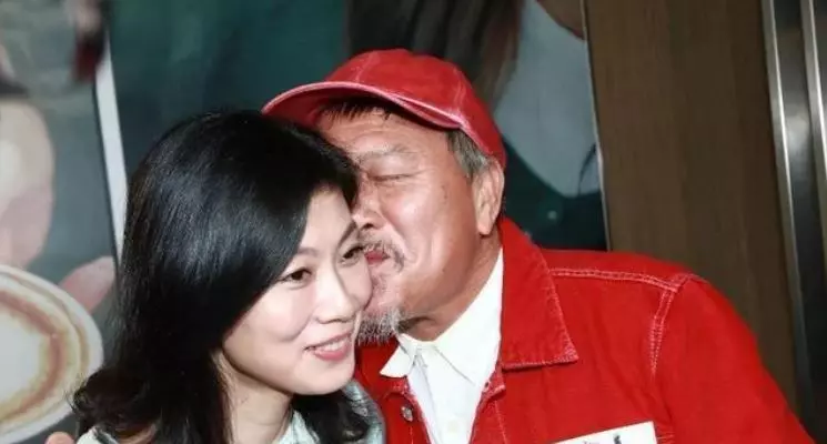 61歲萬梓良近照,滿頭白髮親吻空姐嬌妻,兩人結婚16年情比金堅