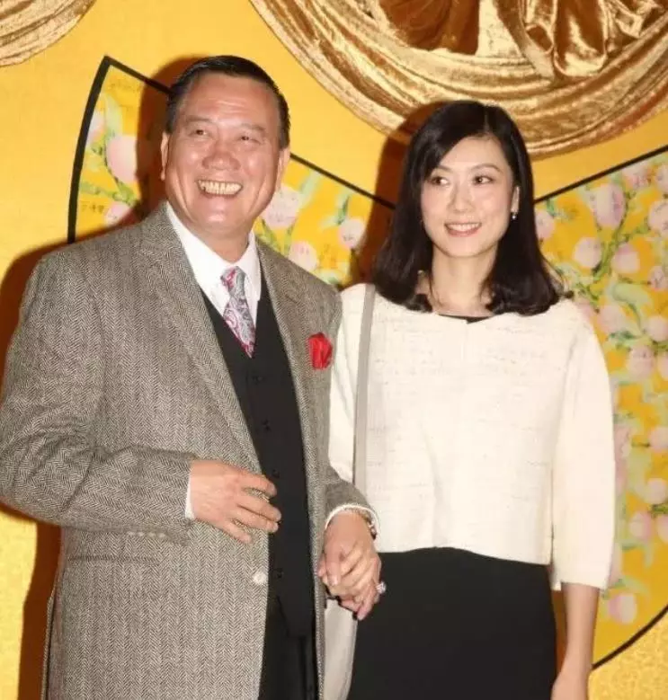 61歲萬梓良近照,滿頭白髮親吻空姐嬌妻,兩人結婚16年情比金堅