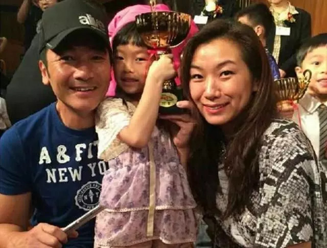 55歲方中信,曾為前任暴瘦40斤,今娶最醜港姐,女兒長相一言難盡!