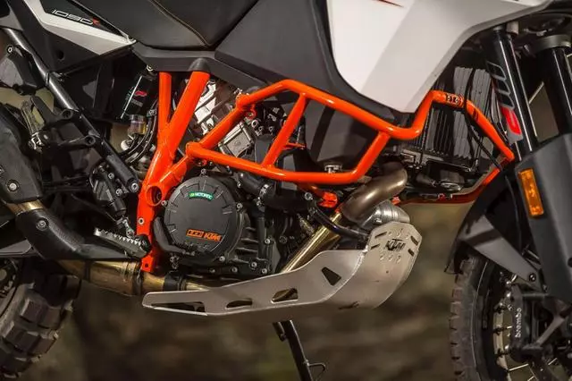 這才是真正的KTM 1092,擰一下油門,好像卡車來了!