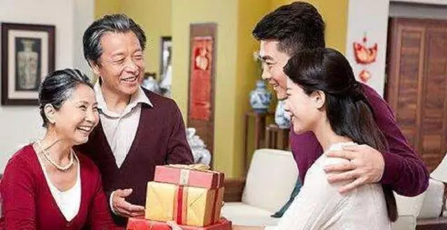 女友來我家做客,飯桌上跟我母親聊得很歡,過後母親卻讓我提分手