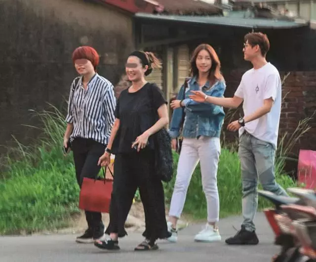 鄧麗欣已融入男友的生活圈,王子在大街上忍不住撩女友!