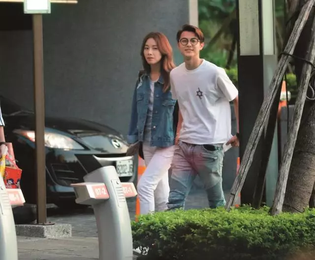 鄧麗欣已融入男友的生活圈,王子在大街上忍不住撩女友!