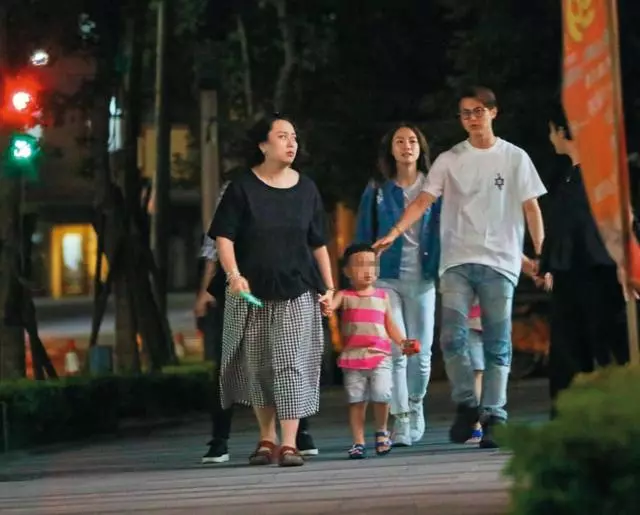 鄧麗欣已融入男友的生活圈,王子在大街上忍不住撩女友!