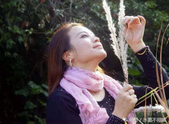 女兒悲憤地對母親說,我寧可讓丈夫把錢搭別的女人,也不搭你兒子