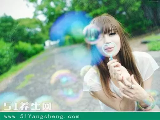 靠著老婆成了百萬富翁,鄉下母親來家一趟,老婆態度讓我感動