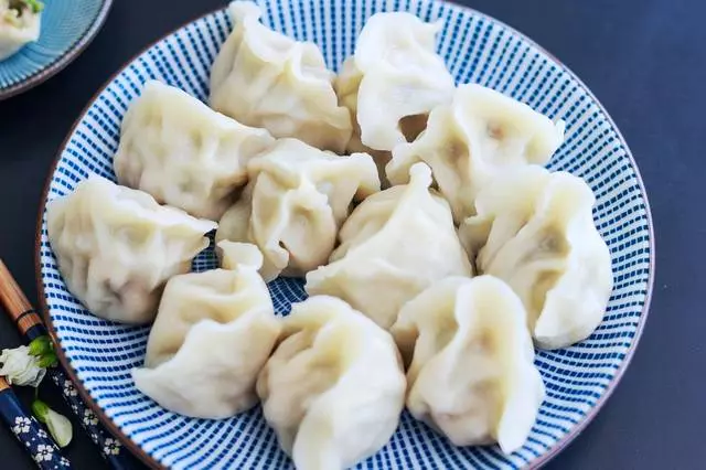 拌餃子餡時,加水還是放油?很多人少了這一步,難怪水餃味不鮮