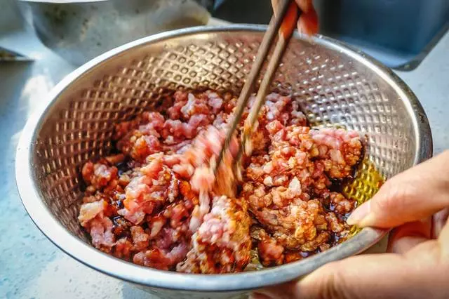 拌餃子餡時,加水還是放油?很多人少了這一步,難怪水餃味不鮮