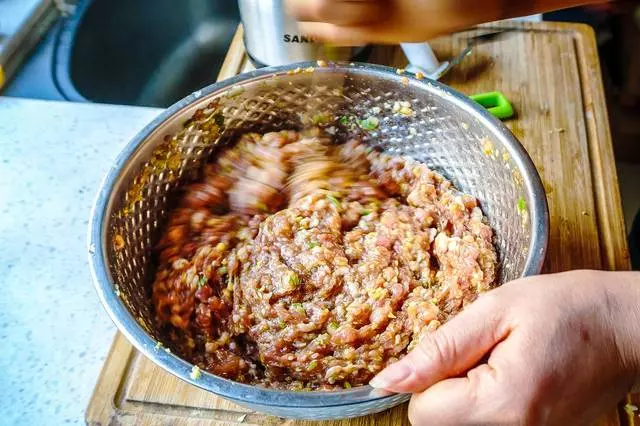 拌餃子餡時,加水還是放油?很多人少了這一步,難怪水餃味不鮮