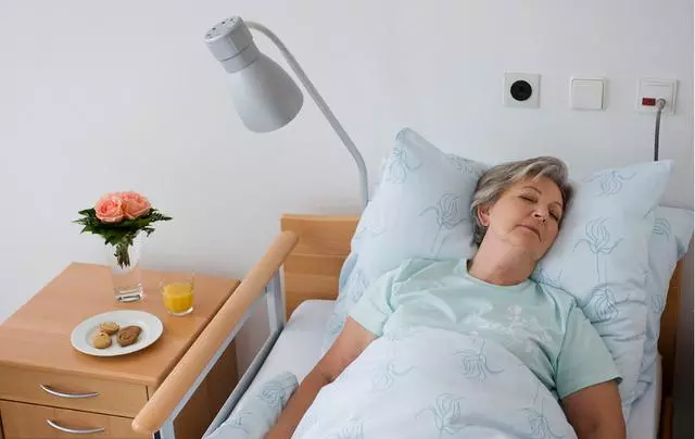 親家公將女兒陪嫁的電視送來,得知真相,親家母淚涌而下