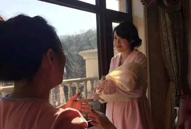 親家公將女兒陪嫁的電視送來,得知真相,親家母淚涌而下