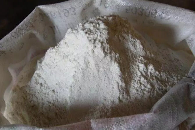 我結婚,繼母只陪嫁一袋麵粉,我生氣丟一邊,一次和面打開卻傻了