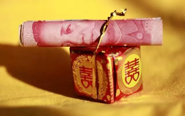 結婚繼母要30萬彩禮,只陪嫁一個箱子,婚禮上打開一看,全場愣了