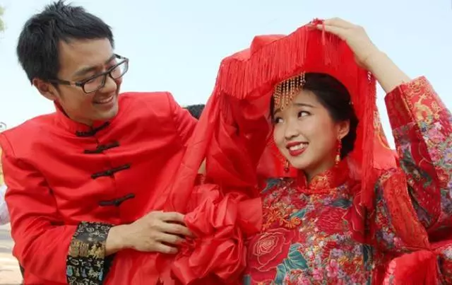 結婚繼母要30萬彩禮,只陪嫁一個箱子,婚禮上打開一看,全場愣了
