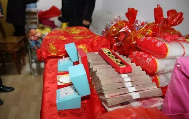 結婚繼母要30萬彩禮,只陪嫁一個箱子,婚禮上打開一看,全場愣了