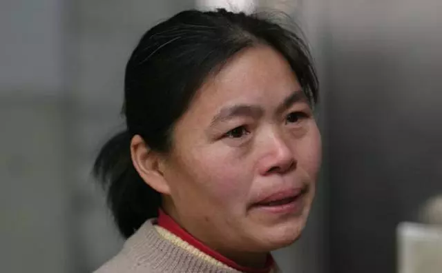 結婚繼母要30萬彩禮,只陪嫁一個箱子,婚禮上打開一看,全場愣了