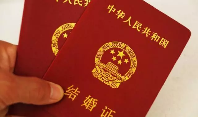 結婚繼母要30萬彩禮,只陪嫁一個箱子,婚禮上打開一看,全場愣了