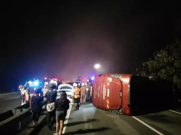 南北大道長巴翻覆 16人受傷 | 中國報 China Press