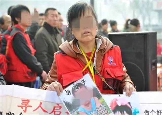 孩子走丟20年,丈夫拋棄她另娶妻子,女人絕望時兒子出現了