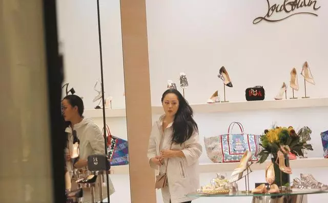55歲章小蕙發福似大媽,敗光前夫前男友財產,19年未婚成億萬富婆