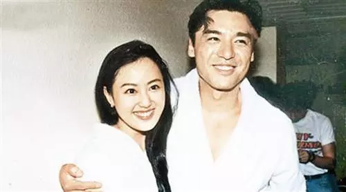 55歲章小蕙發福似大媽,敗光前夫前男友財產,19年未婚成億萬富婆