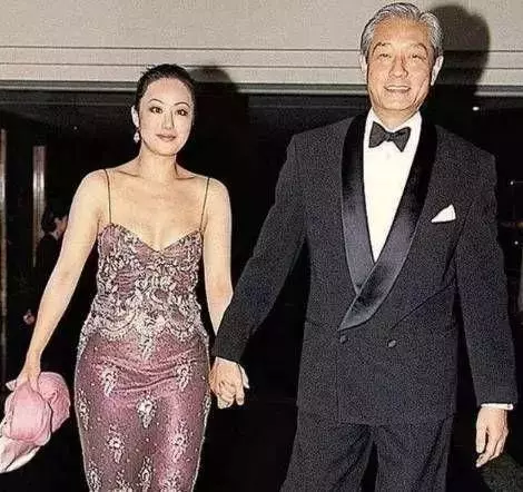 55歲章小蕙發福似大媽,敗光前夫前男友財產,19年未婚成億萬富婆