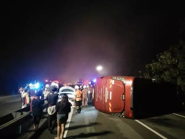 長途巴士在南北大道失控翻覆,16人受傷! -