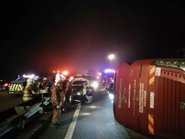 長途巴士在南北大道失控翻覆,16人受傷! -