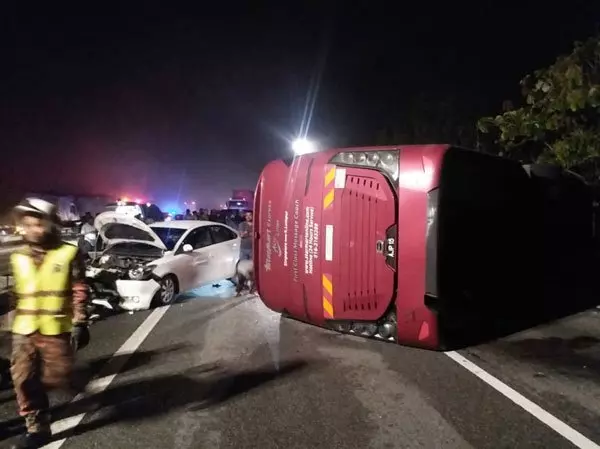 長途巴士在南北大道失控翻覆,16人受傷! -