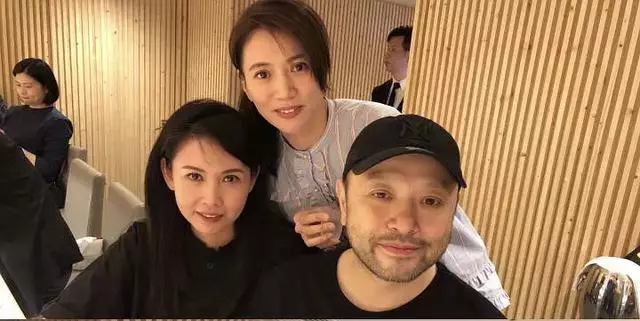 張智霖袁詠儀又去拜佛了,飛機上曬素顏照,靚靚哪裡像47歲的人?