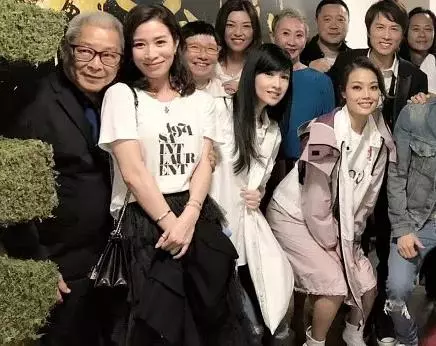 張智霖袁詠儀又去拜佛了,飛機上曬素顏照,靚靚哪裡像47歲的人?