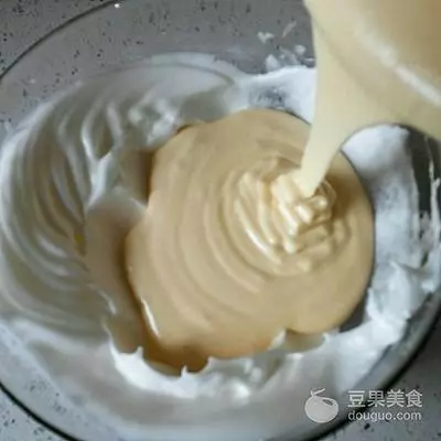 紙杯戚風蛋糕—教你做不回縮不開裂的紙杯戚風