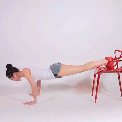 皇后秦嵐逆天美腿就靠一張椅子!1張椅子、8組動作就可以輕鬆瘦全身,夏天前先跟贅肉分手!
