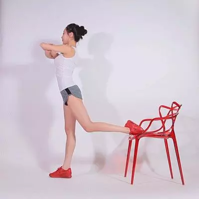 皇后秦嵐逆天美腿就靠一張椅子!1張椅子、8組動作就可以輕鬆瘦全身,夏天前先跟贅肉分手!