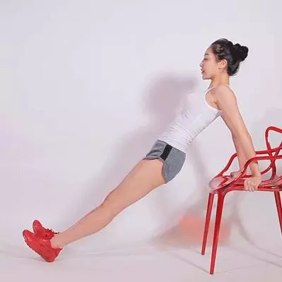 皇后秦嵐逆天美腿就靠一張椅子!1張椅子、8組動作就可以輕鬆瘦全身,夏天前先跟贅肉分手!