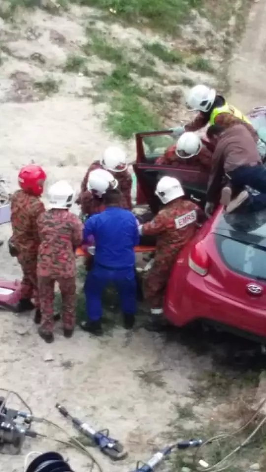 死亡車禍 ! 車撞防護欄 女司機慘死