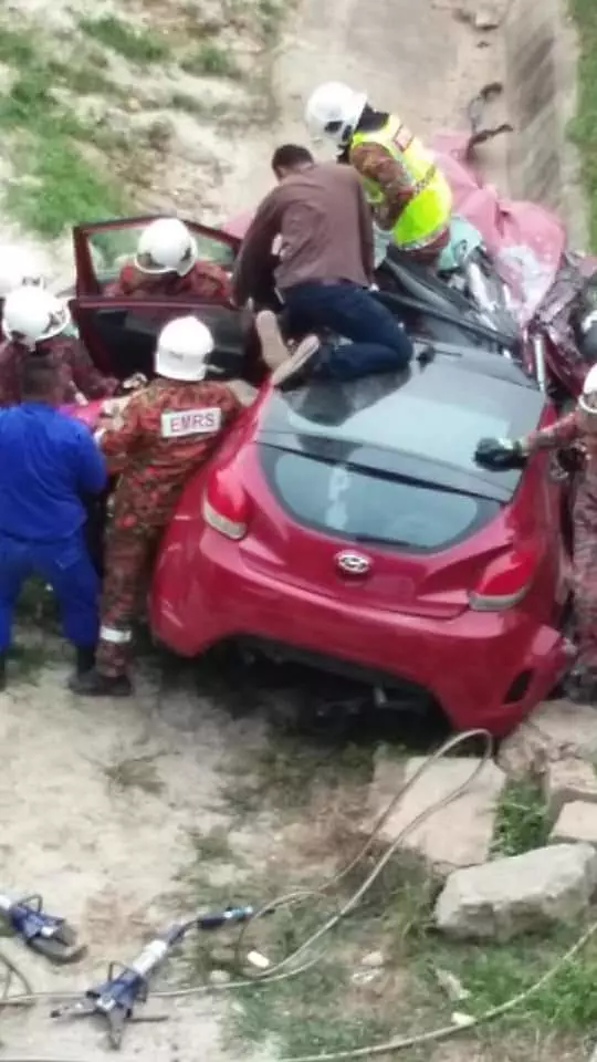 死亡車禍 ! 車撞防護欄 女司機慘死